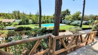 Bazén v ubytovaní VILLA OASIS Casa Rural ideal Familias y grupos alebo v jeho blízkosti