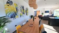 Televízia a/alebo spoločenská miestnosť v ubytovaní VILLA OASIS Casa Rural ideal Familias y grupos