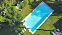 Bazén v ubytovaní VILLA OASIS Casa Rural ideal Familias y grupos alebo v jeho blízkosti