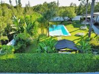 Bazén v ubytovaní VILLA OASIS Casa Rural ideal Familias y grupos alebo v jeho blízkosti
