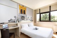 ウーディネにあるB＆B ホテル ウーディネのベッドと机とパソコンが置かれたホテルの部屋