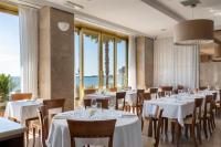 A restaurant or other place to eat at B&B HOTEL Diano Marina Palace