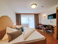 Televízia a/alebo spoločenská miestnosť v ubytovaní Apartment Rosa-5 by Interhome