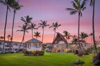 un complejo con palmeras y un edificio en Maui Beach Hotel, en Kahului