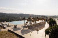 una piscina con sillas y sombrillas y una piscina en Hoteles Desconecta2, en Monesterio