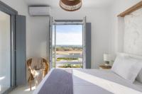 Posteľ alebo postele v izbe v ubytovaní Villa Fryni, private pool & seaview by Naxos Dunes