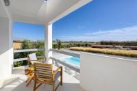 Bazén v ubytovaní Villa Fryni, private pool & seaview by Naxos Dunes alebo v jeho blízkosti