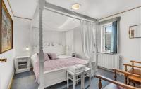 Postel nebo postele na pokoji v ubytování 11 Bedroom Cozy Home In Gørding