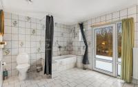 Koupelna v ubytování 11 Bedroom Cozy Home In Gørding