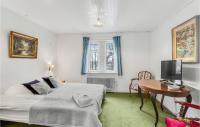 Postel nebo postele na pokoji v ubytování 11 Bedroom Cozy Home In Gørding