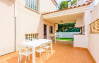 Patio nebo venkovní prostory v ubytování Beautiful Home In Oropesa Del Mar