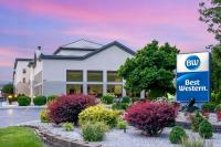 Κήπος έξω από το Best Western Suites Columbus
