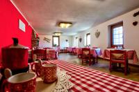 Un restaurante con mesas y sillas rojas y blancas. en Locanda e Ristoro MALETTO, en Carema