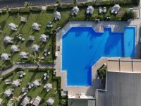 Bazén v ubytování Marinos Beach Hotel nebo v jeho okolí