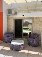 Posezení v ubytování Small lovely cheerful apartment close to El Gouna