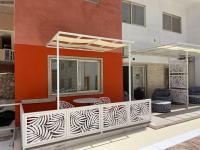 Posezení v ubytování Small lovely cheerful apartment close to El Gouna