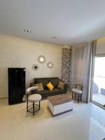 Posezení v ubytování Small lovely cheerful apartment close to El Gouna