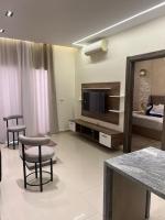 TV a/nebo společenská místnost v ubytování Small lovely cheerful apartment close to El Gouna