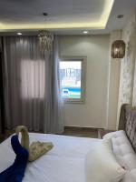 Postel nebo postele na pokoji v ubytování Small lovely cheerful apartment close to El Gouna