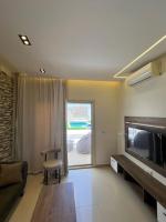 TV a/nebo společenská místnost v ubytování Small lovely cheerful apartment close to El Gouna