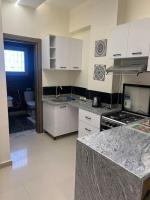Kuchyň nebo kuchyňský kout v ubytování Small lovely cheerful apartment close to El Gouna