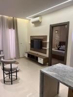 TV a/nebo společenská místnost v ubytování Small lovely cheerful apartment close to El Gouna