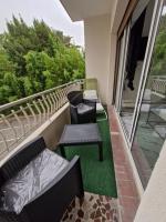 Balkón alebo terasa v ubytovaní T2 neuf centre ville Saint Raphaël avec terrasse et parking gratuit, kit linge et serviettes offerts ,prés de la plage et commerces!