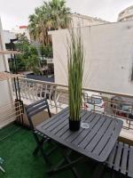 Balkón alebo terasa v ubytovaní T2 neuf centre ville Saint Raphaël avec terrasse et parking gratuit, kit linge et serviettes offerts ,prés de la plage et commerces!