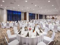 Reštaurácia alebo iné gastronomické zariadenie v ubytovaní Mercure Warszawa Ursus Station