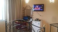 TV a/nebo společenská místnost v ubytování Ariha Hotel