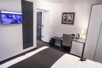 Televízia a/alebo spoločenská miestnosť v ubytovaní Log In Rooms
