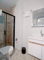 A bathroom at Moon & Sun otel