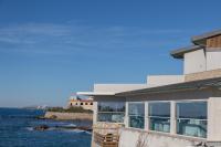 een huis met uitzicht op de oceaan bij Le Suites sul Mare di Esterina in Civitavecchia