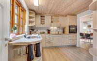 Kuchyň nebo kuchyňský kout v ubytování Pet Friendly Home In Videbæk With Wifi