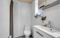 Koupelna v ubytování Pet Friendly Home In Videbæk With Wifi