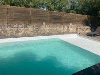 Bazén v ubytovaní Mas climatisé avec Piscine à 10 minutes de Montpellier et des plages alebo v jeho blízkosti