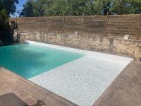 Bazén v ubytovaní Mas climatisé avec Piscine à 10 minutes de Montpellier et des plages alebo v jeho blízkosti