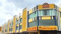 un edificio amarillo con un letrero internacional de rayos de sol. en Sun Inns Hotel Pasir Penambang (KS Botanic), en Kuala Selangor