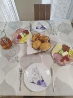 Jedlo v ubytovaní bed & breakfast alebo blízkom okolí