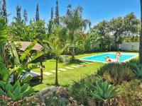 Bazén v ubytovaní VILLA OASIS Casa Rural ideal Familias y grupos alebo v jeho blízkosti
