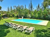 Bazén v ubytovaní VILLA OASIS Casa Rural ideal Familias y grupos alebo v jeho blízkosti