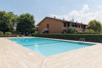 Bazén v ubytovaní Sirmione Confort Easy alebo v jeho blízkosti