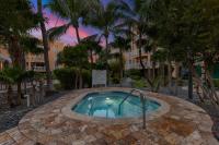 ein Pool mit einem Resortgebäude im Hintergrund in der Unterkunft Beachside Resort &amp; Residences in Key West