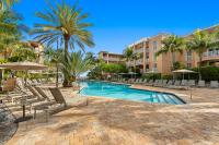 Der Swimmingpool an oder in der Nähe von Beachside Resort &amp; Residences