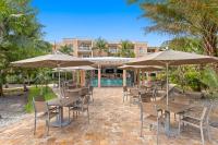 Ein Restaurant oder anderes Speiselokal in der Unterkunft Beachside Resort &amp; Residences 