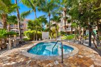 Der Swimmingpool an oder in der Nähe von Beachside Resort &amp; Residences