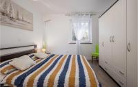 Posteľ alebo postele v izbe v ubytovaní 2 Bedroom Lovely Apartment In Omisalj
