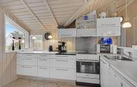 Kuchyň nebo kuchyňský kout v ubytování Holiday Home Drejet Rudkøbing V