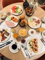 ミュンスターにあるATLANTIC Hotel Münsterの食べ物の皿が置かれた木製のテーブル