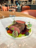 ミュンスターにあるATLANTIC Hotel Münsterの白皿のステーキ一枚